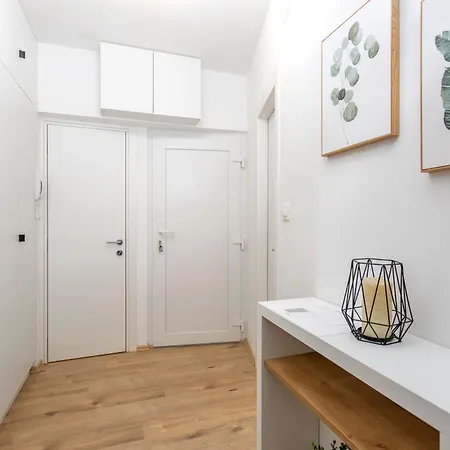 Brand New Close To The Beach, Center And Of - Karlo Appartamento